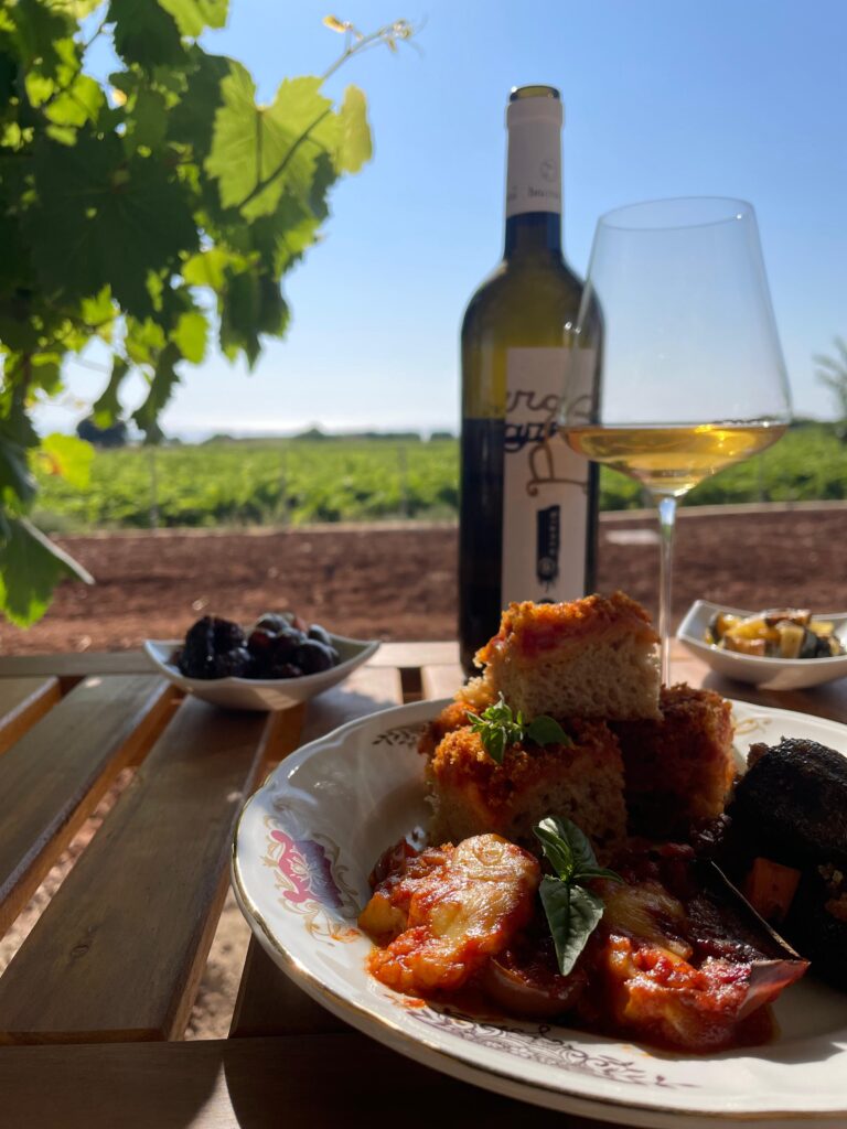 Cibo e vino buono con tramonto sulle Egadi